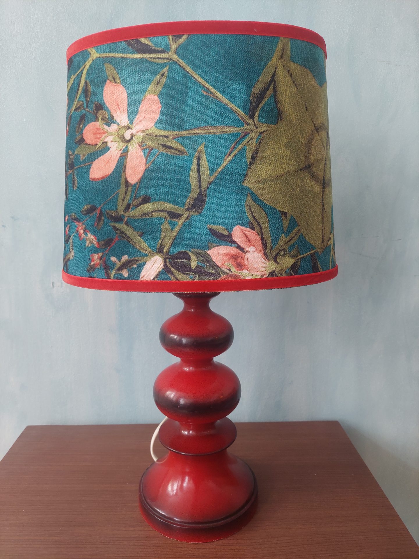 20230607_160037 Tischlampe mit Holzfuß – Bild 1