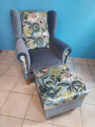 Ohrensessel mit Hocker