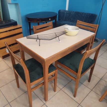 Esstisch und 4 Stühle