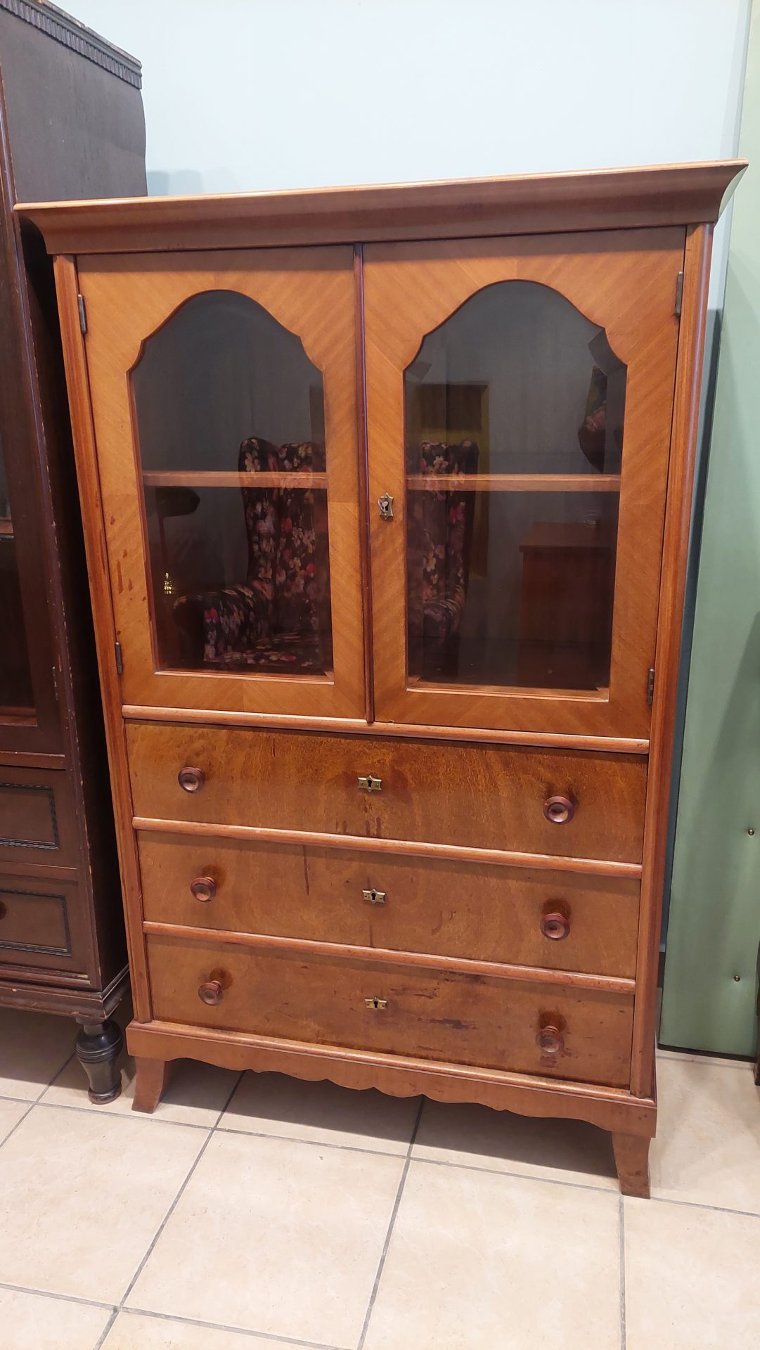 20240109_113419 Holzvitrine – Bild 1