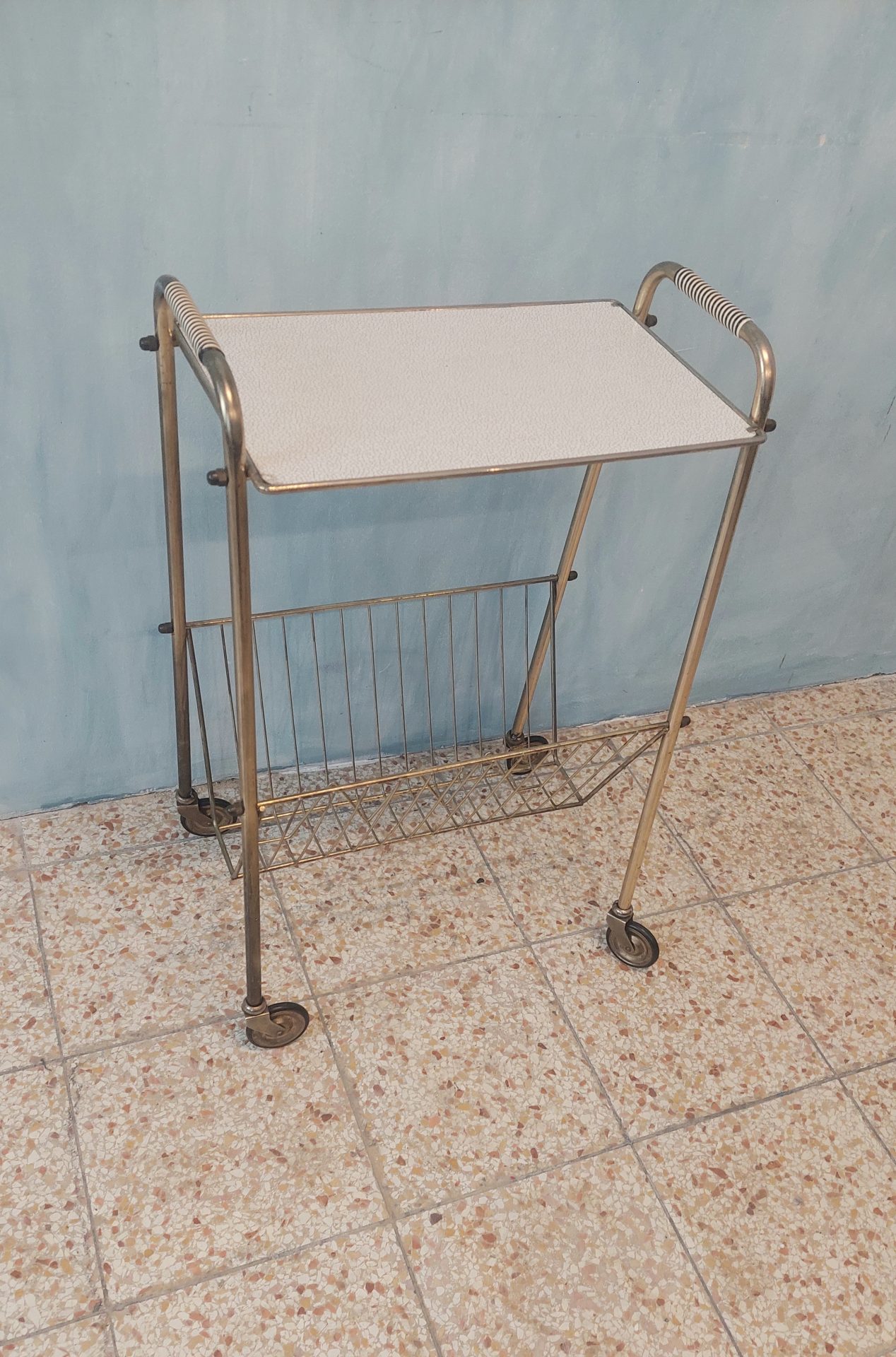 20240209_150014 Zeitungsständer - Verkauft – Bild 1