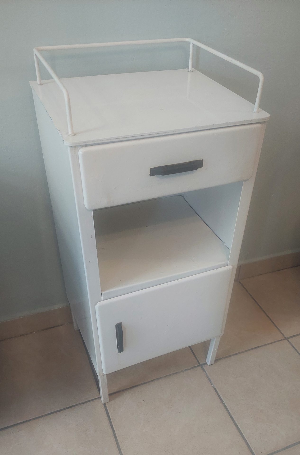 20240525_180523 Arztschrank – Bild 1